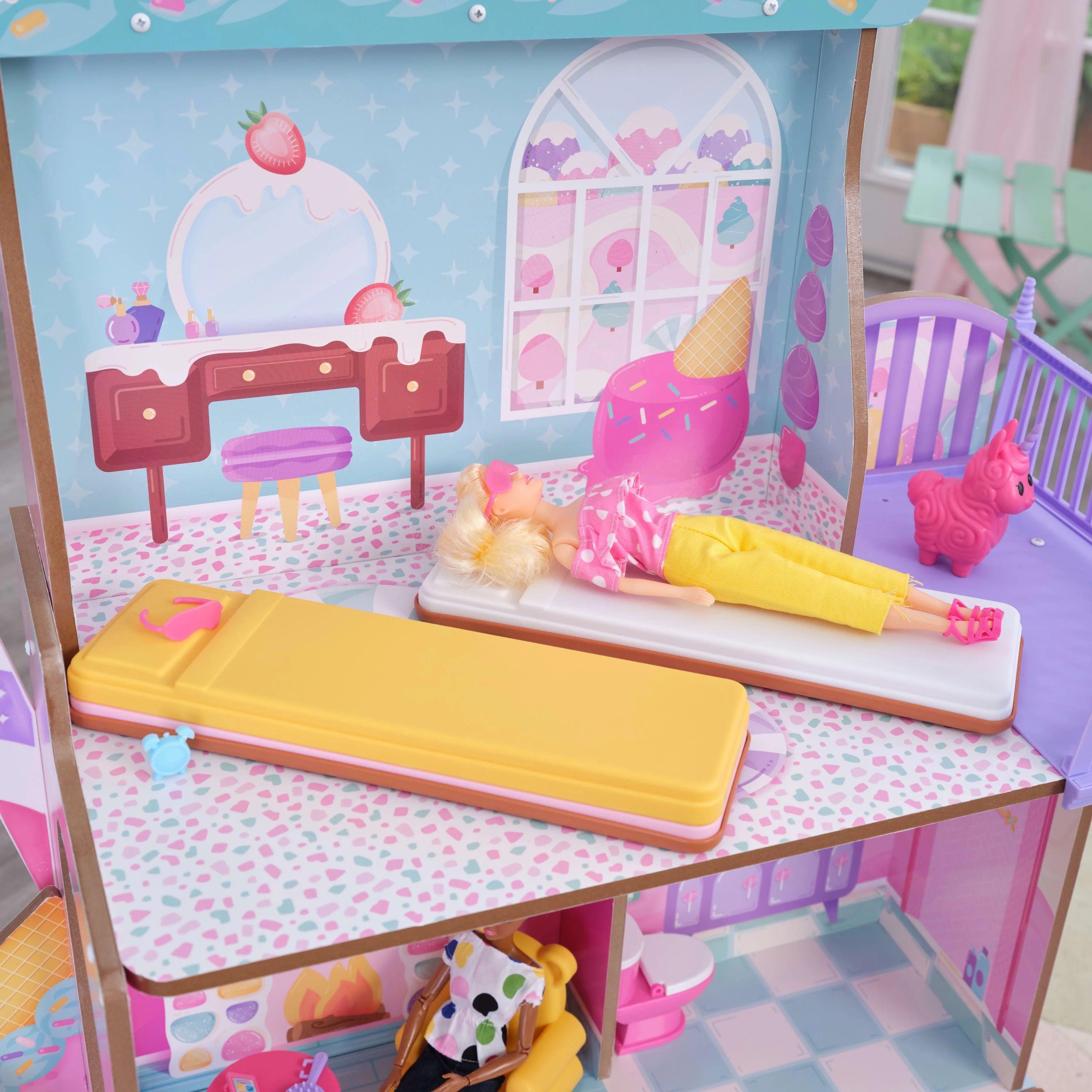 Wooden Dollhouse with 28 Accessories P5040