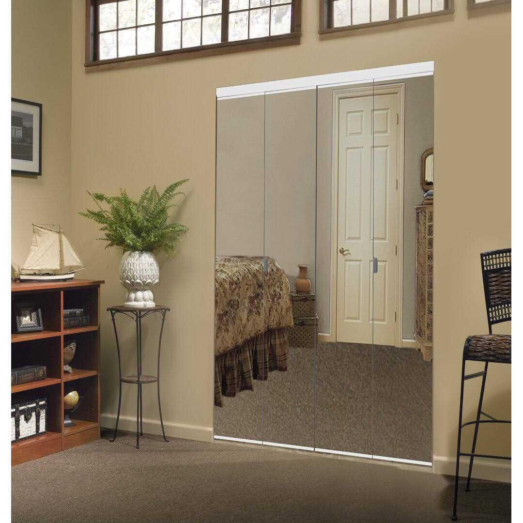Mirrored Bi-Fold Door M5308