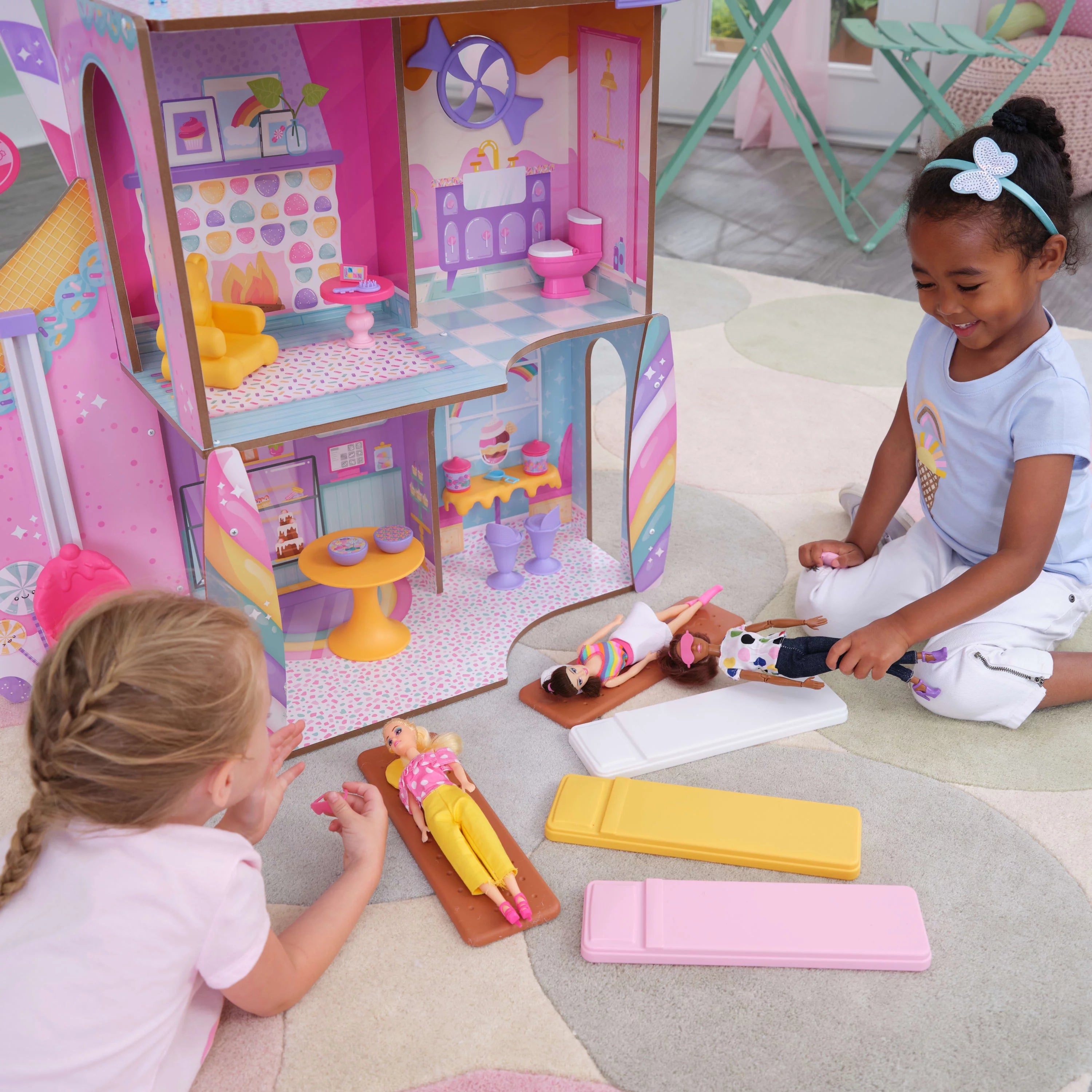 Wooden Dollhouse with 28 Accessories P5040