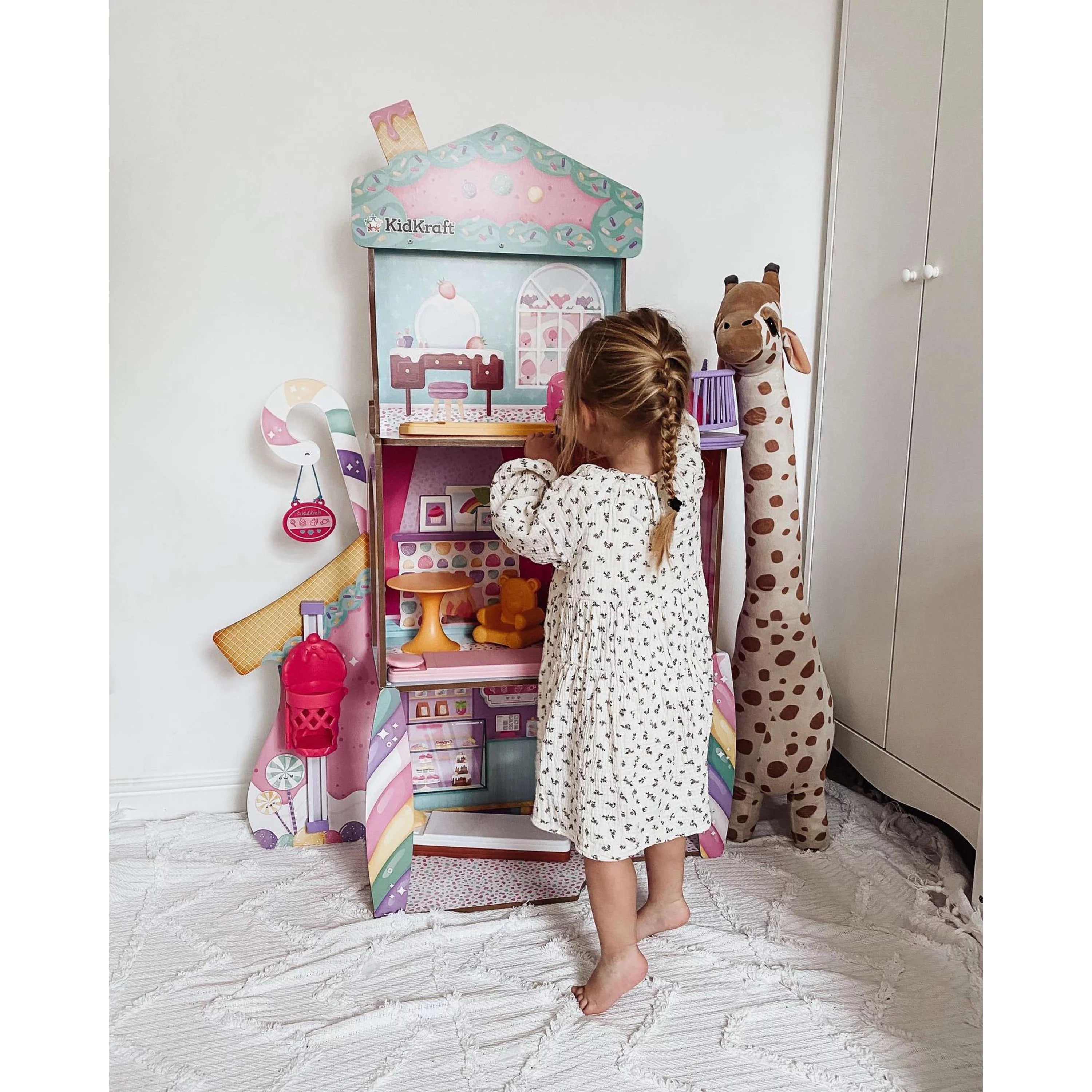 Wooden Dollhouse with 28 Accessories P5040
