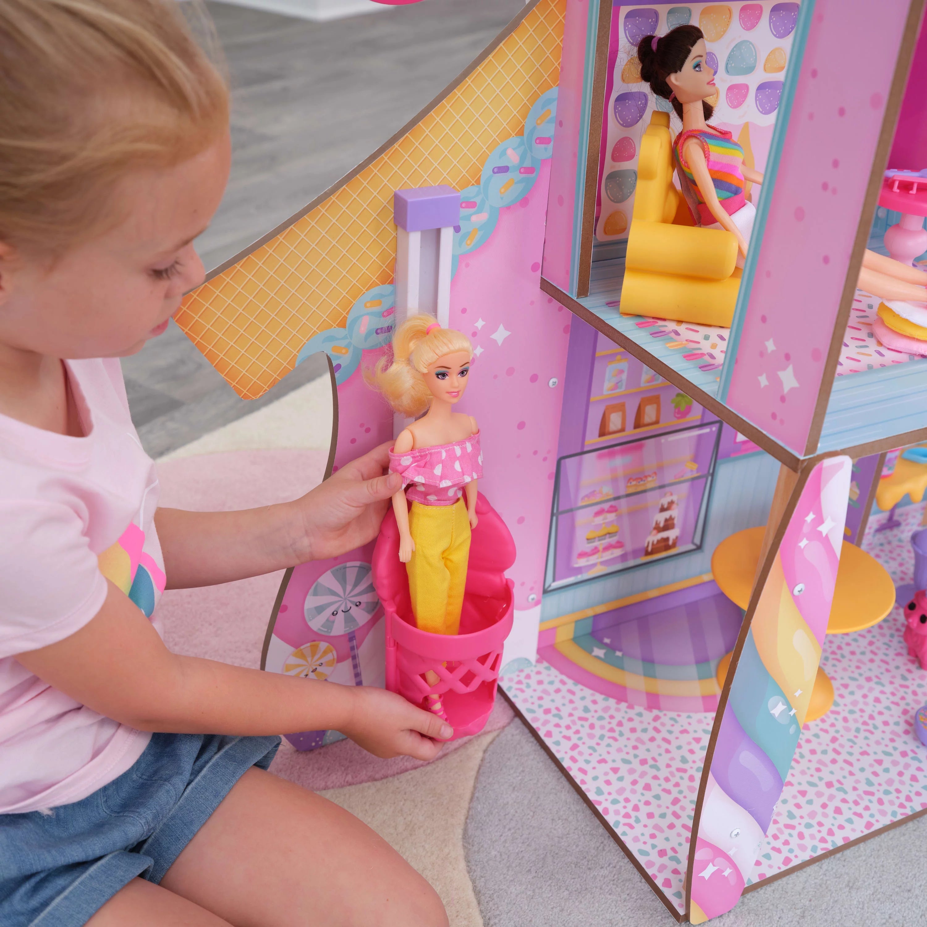 Wooden Dollhouse with 28 Accessories P5040